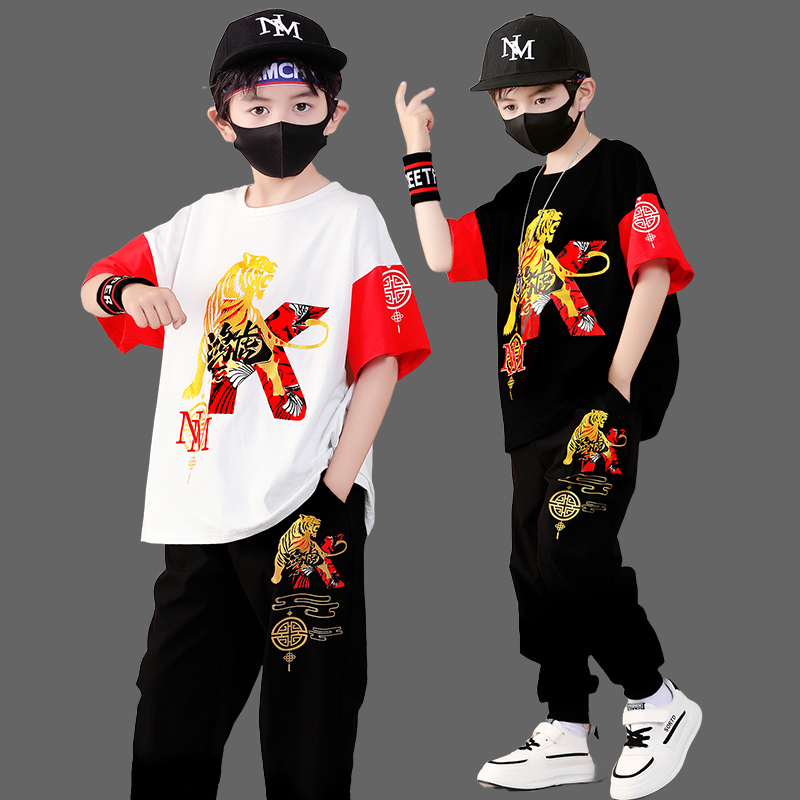 长裤套装中大童男孩衣服