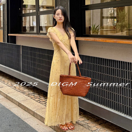 法式V领黄色连衣裙女夏新款设计感飞飞袖气质超好看独特漂亮裙子