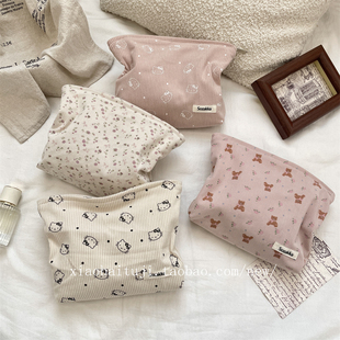 小白兔几新款可爱小熊灯芯绒化妆包大容量便携洗漱包手拿包收纳袋