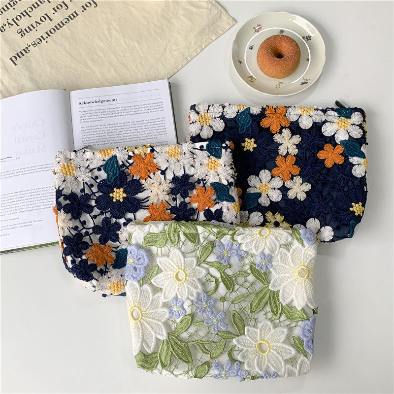 小白兔几  日系少女精致蕾丝化妆包大容量手拿包零钱首饰收纳袋大