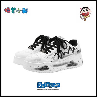 空军运动休闲潮鞋 蜡笔小新小白鞋 男2026新款 百搭板鞋 情侣涂鸦时尚