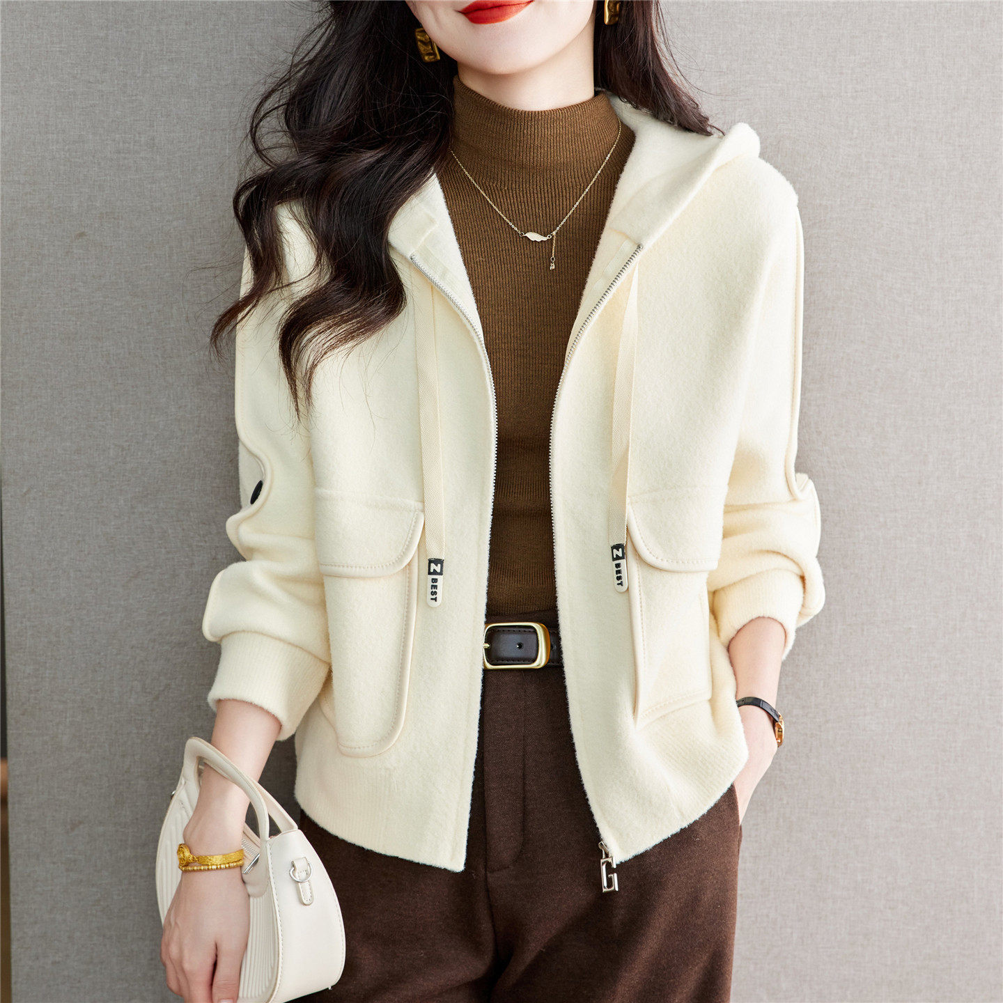 白色短款连帽运动衫女秋冬2025款上衣宽松高级感外套毛呢夹克棒球