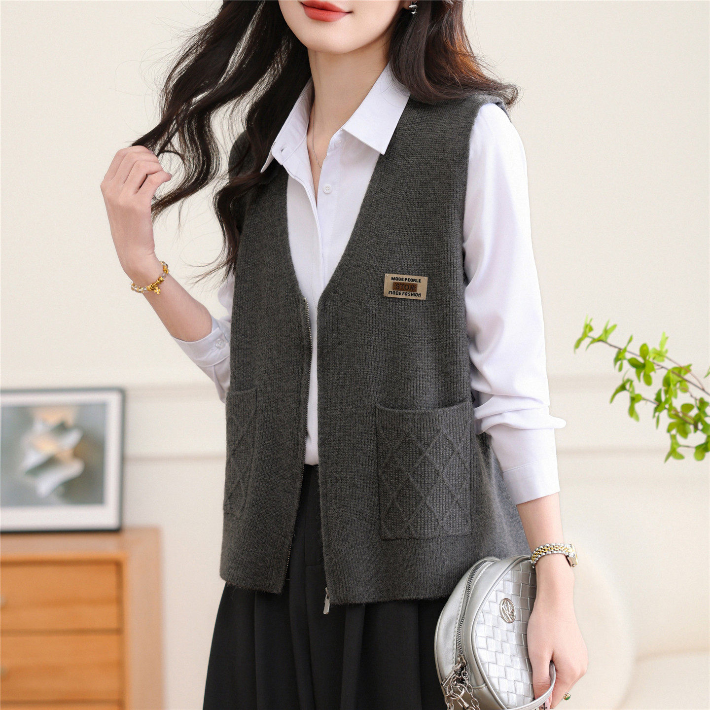 2026年早春V领针织开衫马甲女外搭叠穿背心无袖背心洋派减龄马夹