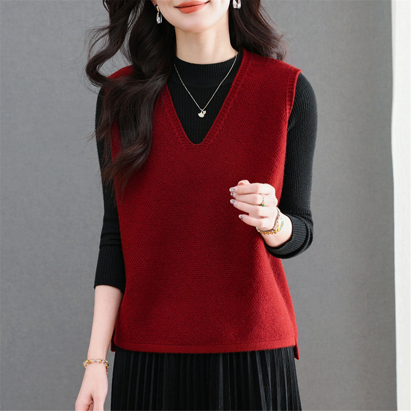 红色V领针织马甲背心女春秋季2026年新款高级感叠穿无袖软糯毛衣