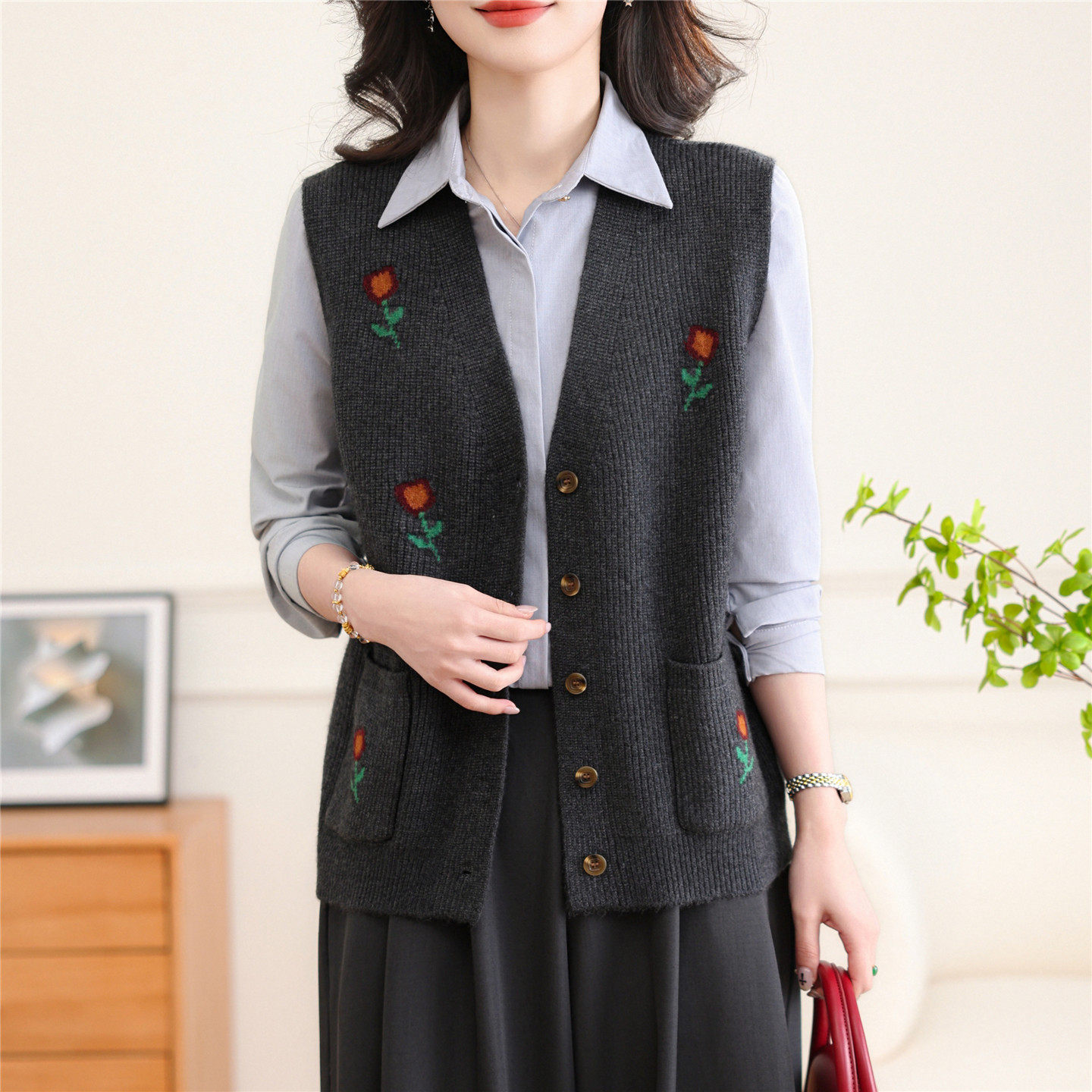 灰色毛衣马甲女春秋2026新款时尚刺绣花朵叠穿背心开衫针织衫马夹