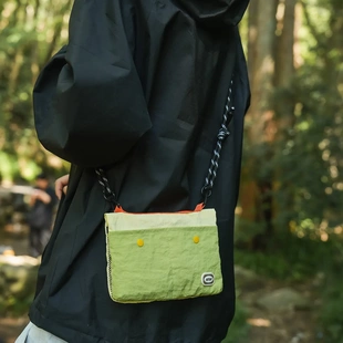 山系户外斜挎包2025秋冬多功能潮流日常小方包外出包轻量化单肩包