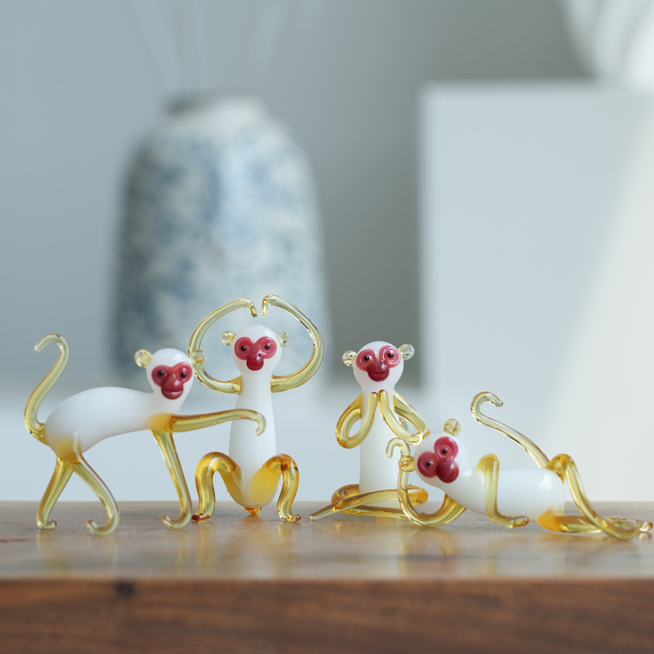 淄博琉璃手作可爱金丝猴生肖摆件