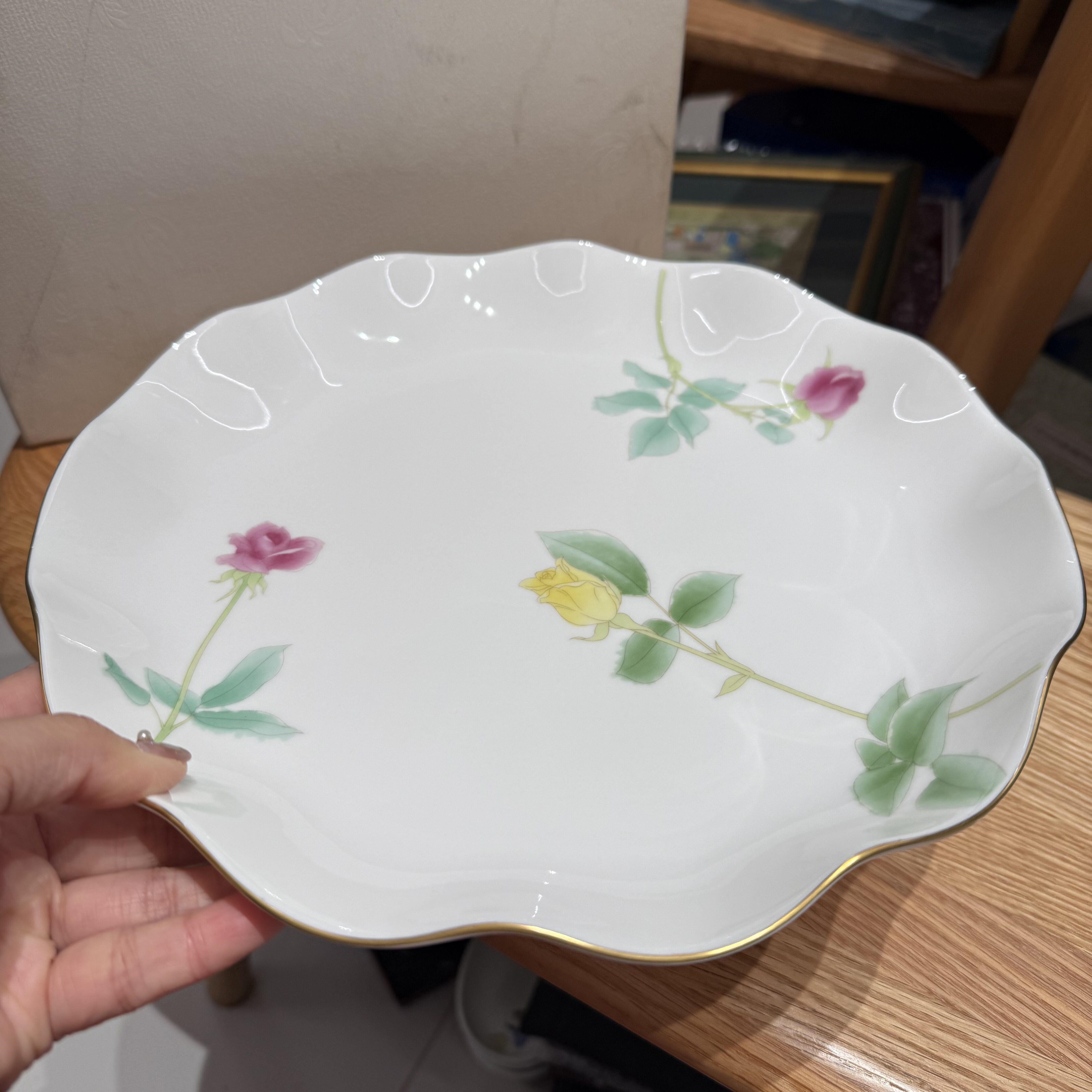 日本香兰社经典三色蔷薇玫瑰描金葵口大号餐盘28cm 原盒全新 保真