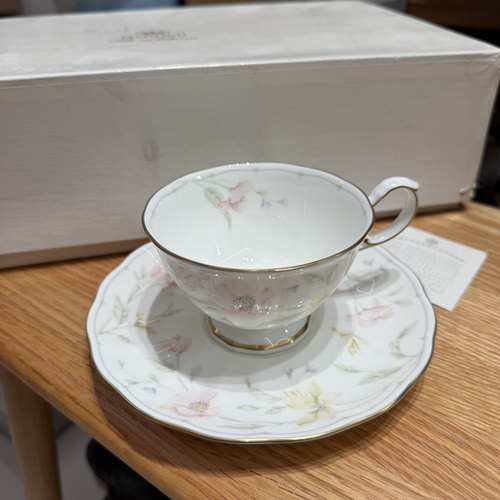 日本鸣海Narumi骨瓷粉色山茶花描金浮雕咖啡杯 原盒分出 一杯一碟