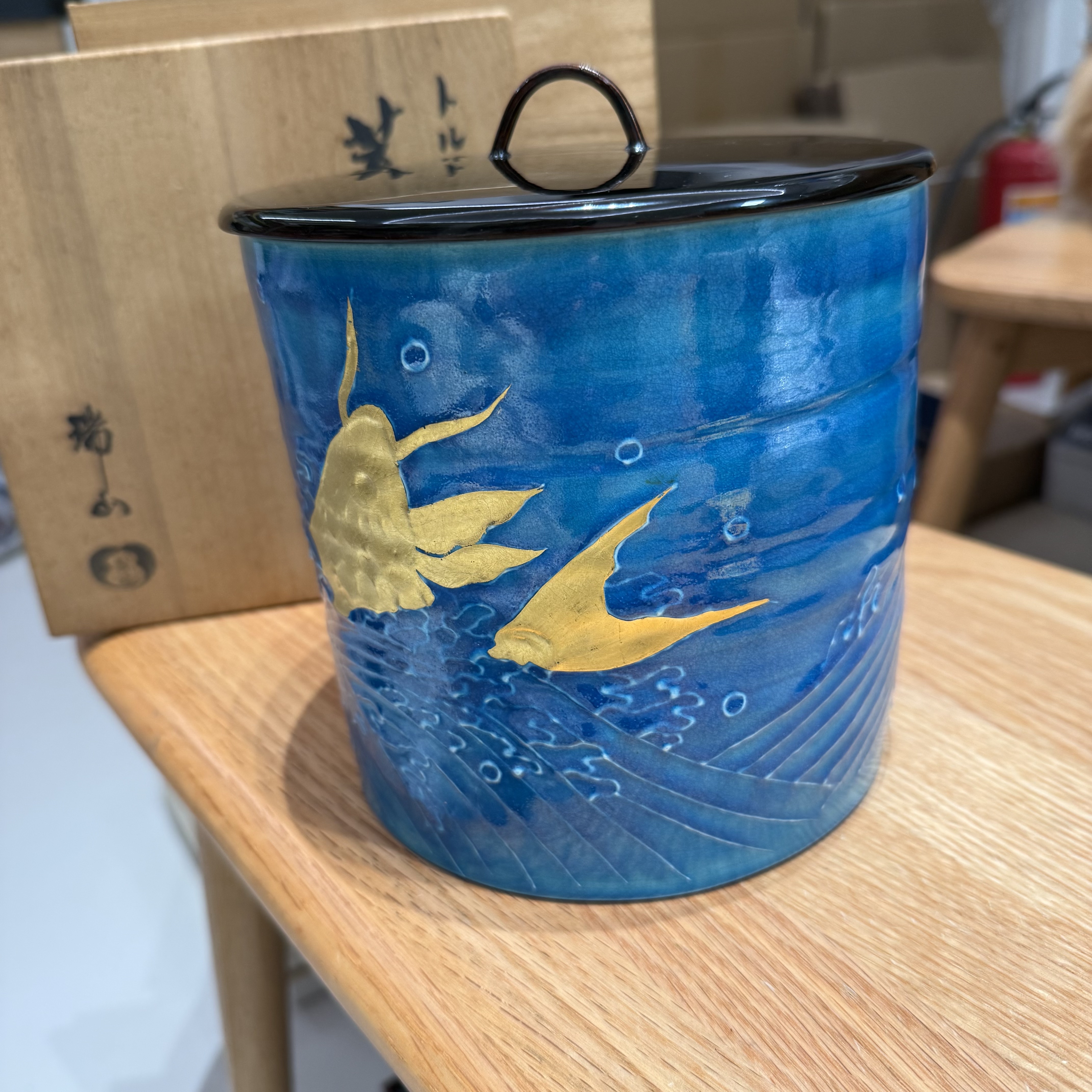日本瑞山作浅黄交趾金鳞闹海荒浮雕海波纹水指 中古原盒 稀有孤品