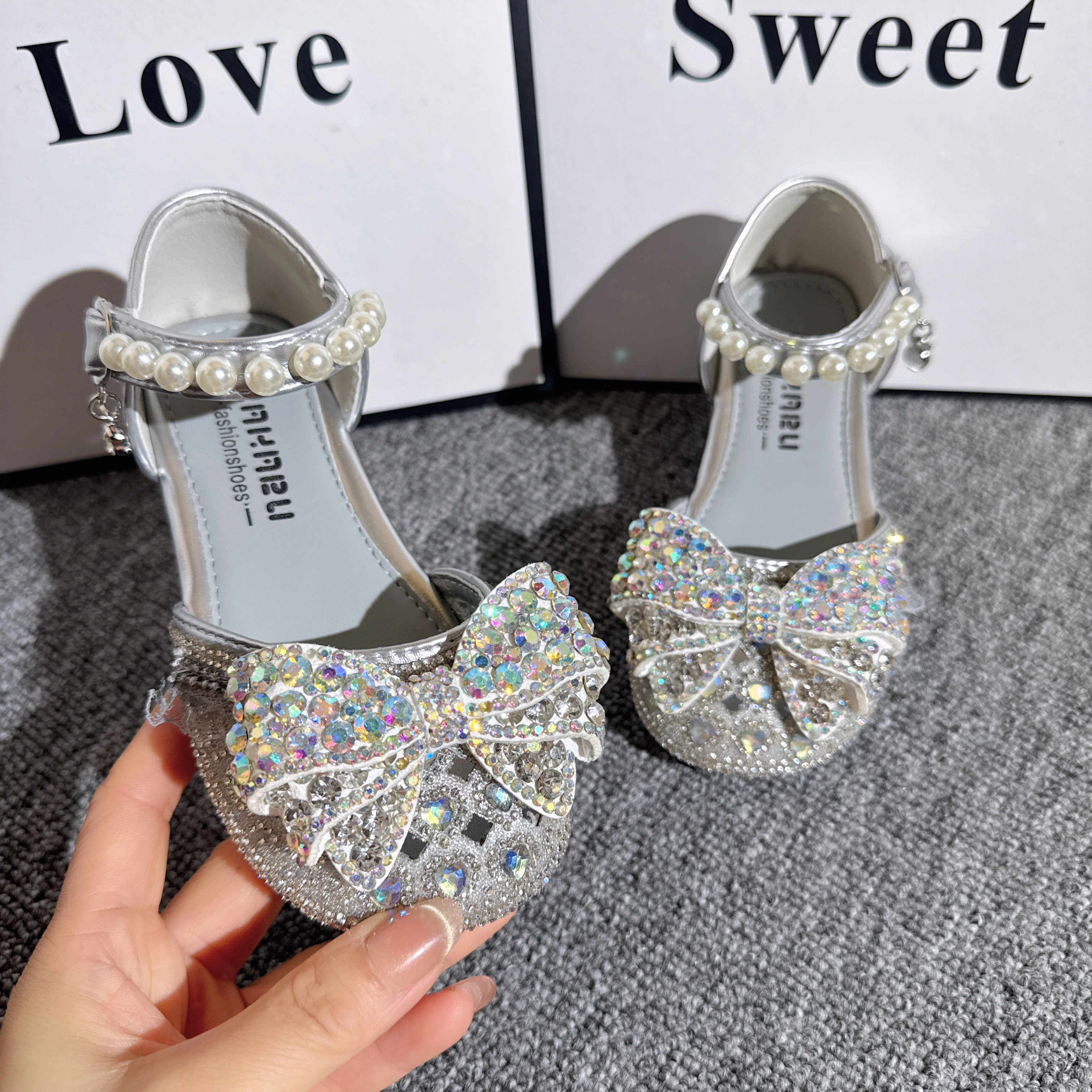 儿童凉鞋2026夏季新款女童水钻鞋公主皮鞋女孩蝴蝶结舞蹈演出鞋子