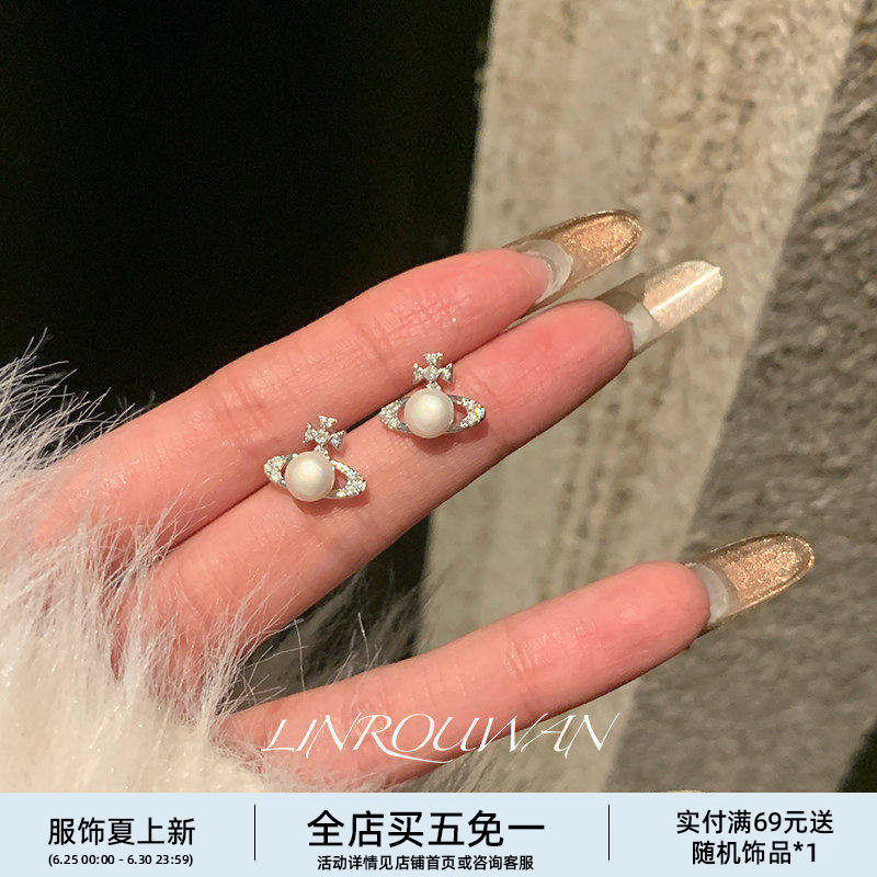 满分精致 星球土星仿珍珠耳钉女秋冬高级感气质耳环精致轻奢耳饰 - 实物图