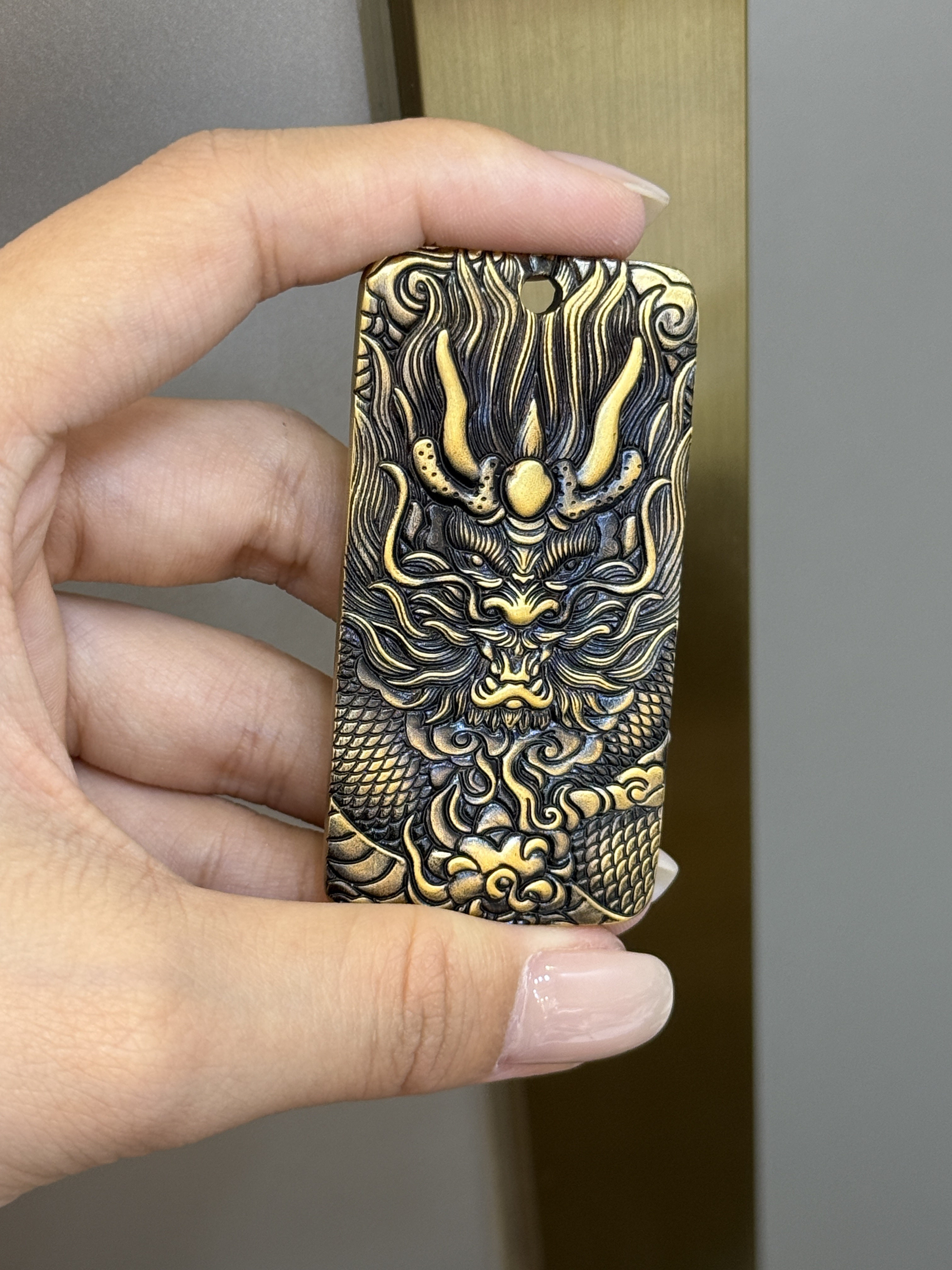 足金黄金电黑龙牌吊坠送女友礼物