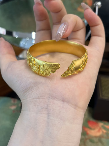 足金黄金錾刻开口荷花手镯送女友礼物