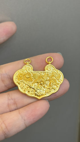 足金黄金錾刻如意锁包送女友礼物