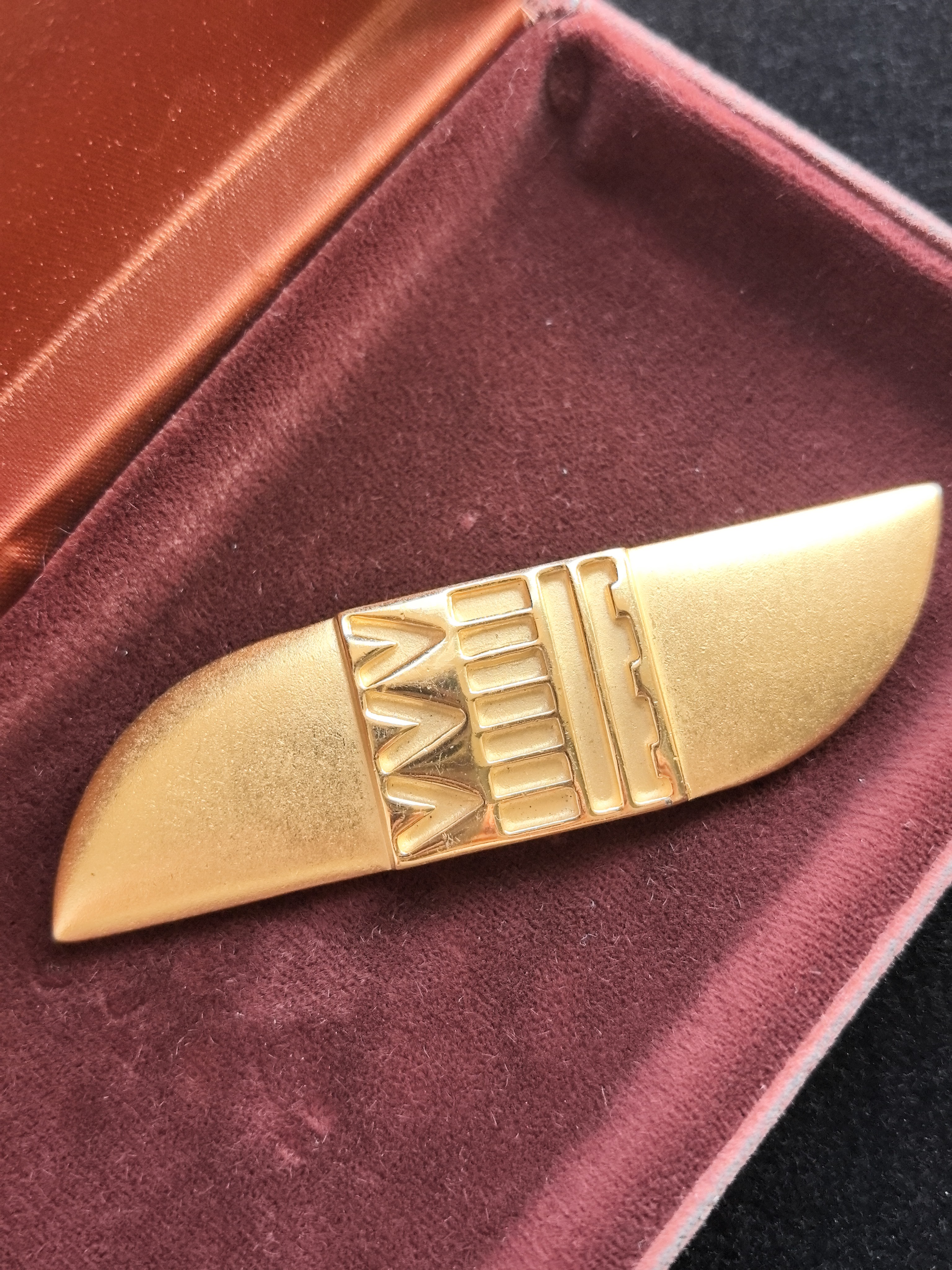 Monet雕花素金一字胸针帅气酷辣风中古Vintage
