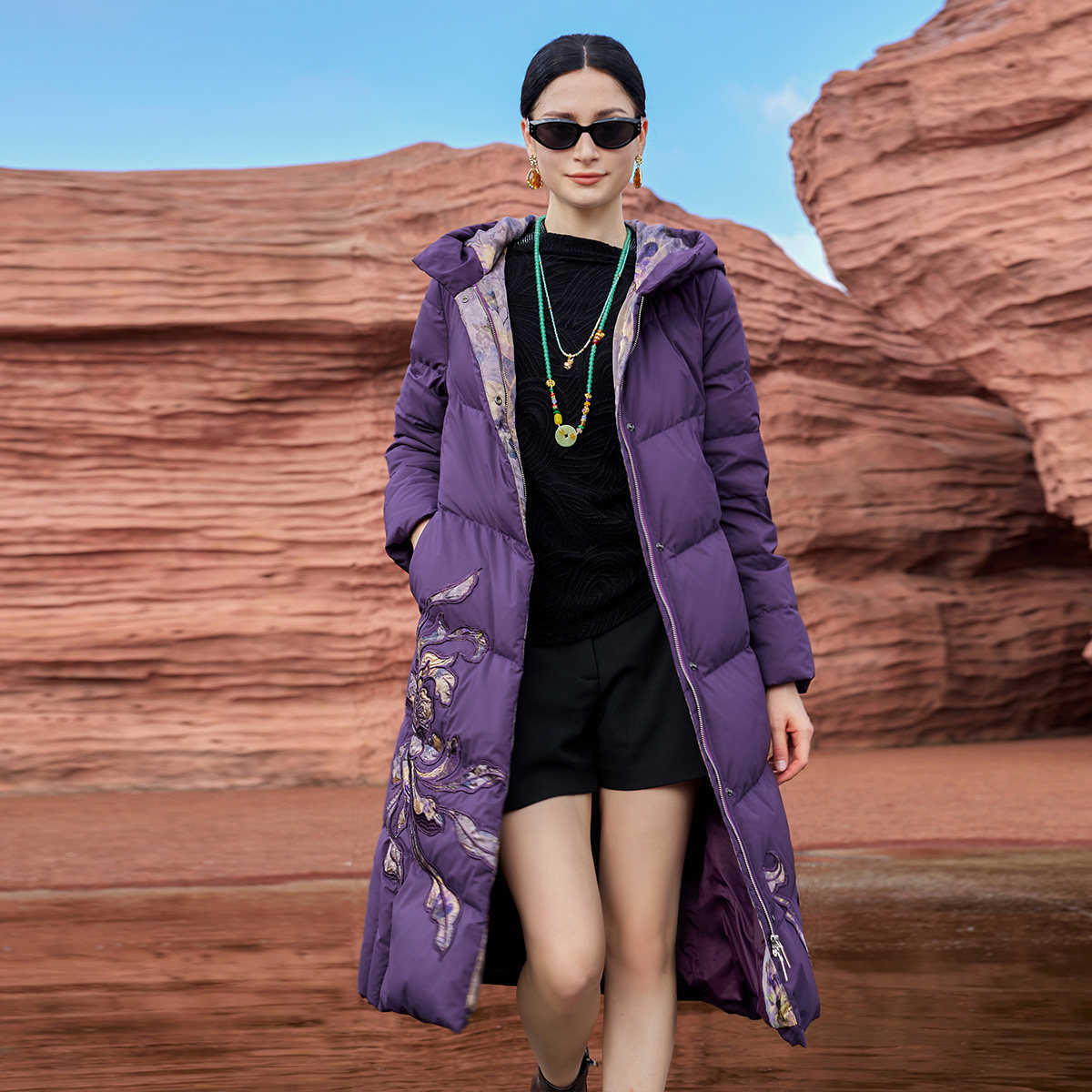 中年妈妈洋气羽绒服中长款连帽显瘦时尚刺绣羽绒服女2025新