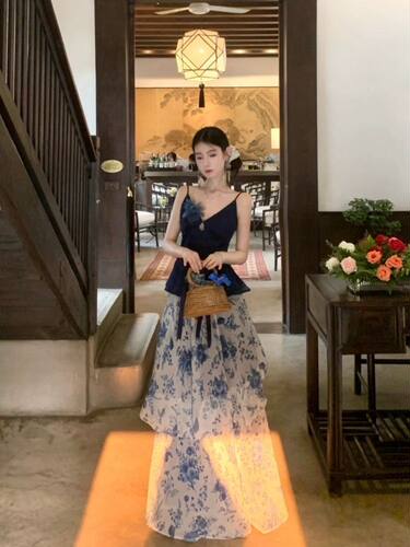 WalkinDark青花雨度假复古立体花吊带上衣碎花不规则花苞套装