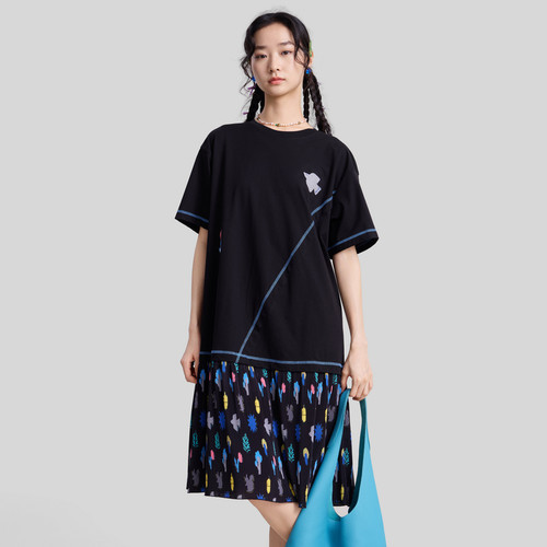 MOVEUP幻走2026春季新款.FUN系列圆领章仔绣花压褶印花针织连衣裙
