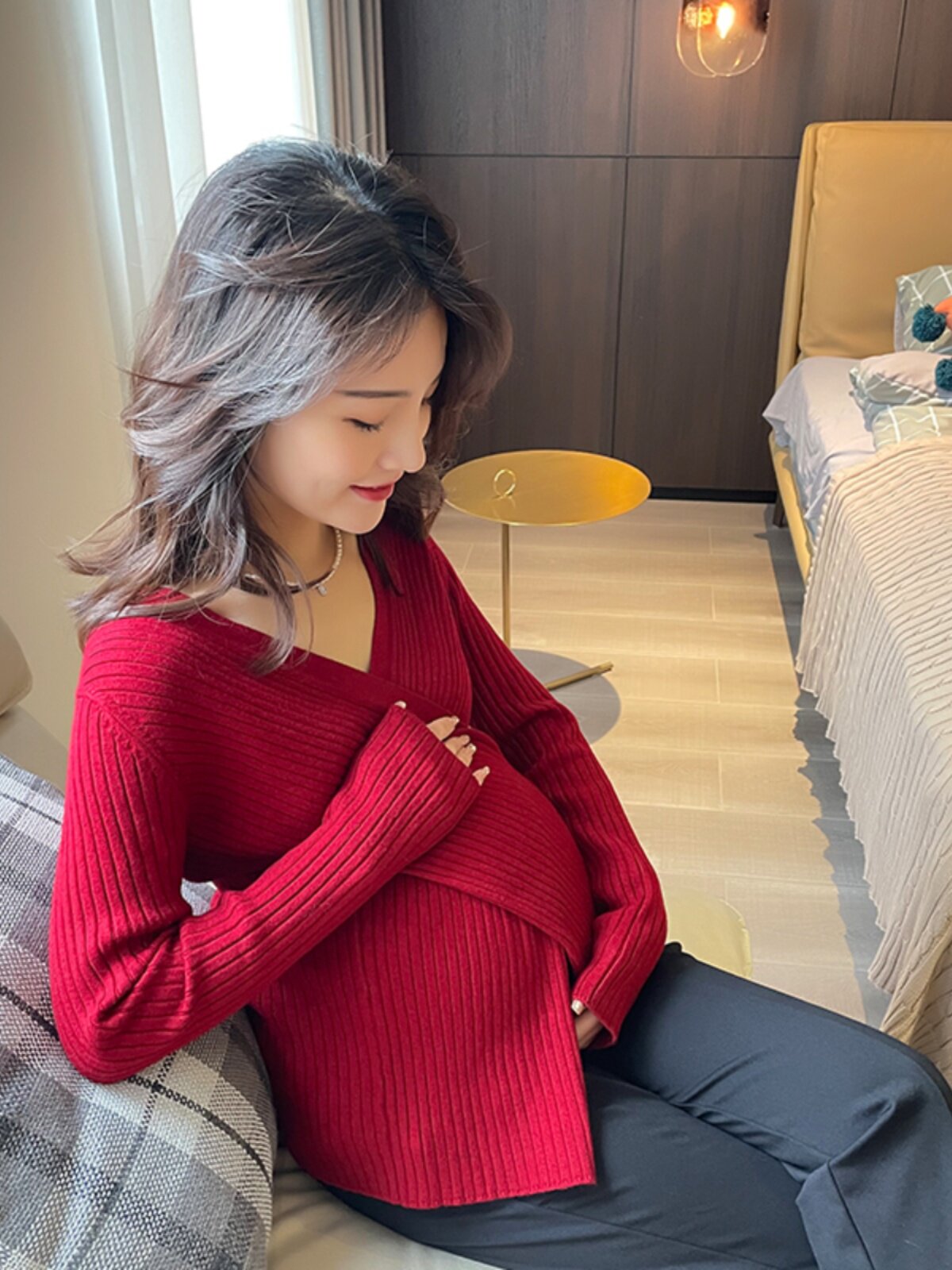 봄 가을에 밖에서 입기 좋은 임산부 브이넥 시크한 니트 안감의 사려깊은 디자인의 브이넥 크로스오버 긴팔 슬릿 스웨터