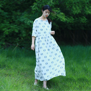 显瘦袍子连衣裙女2025 超文艺气质高档亚麻大摆绣花波点宽松大码