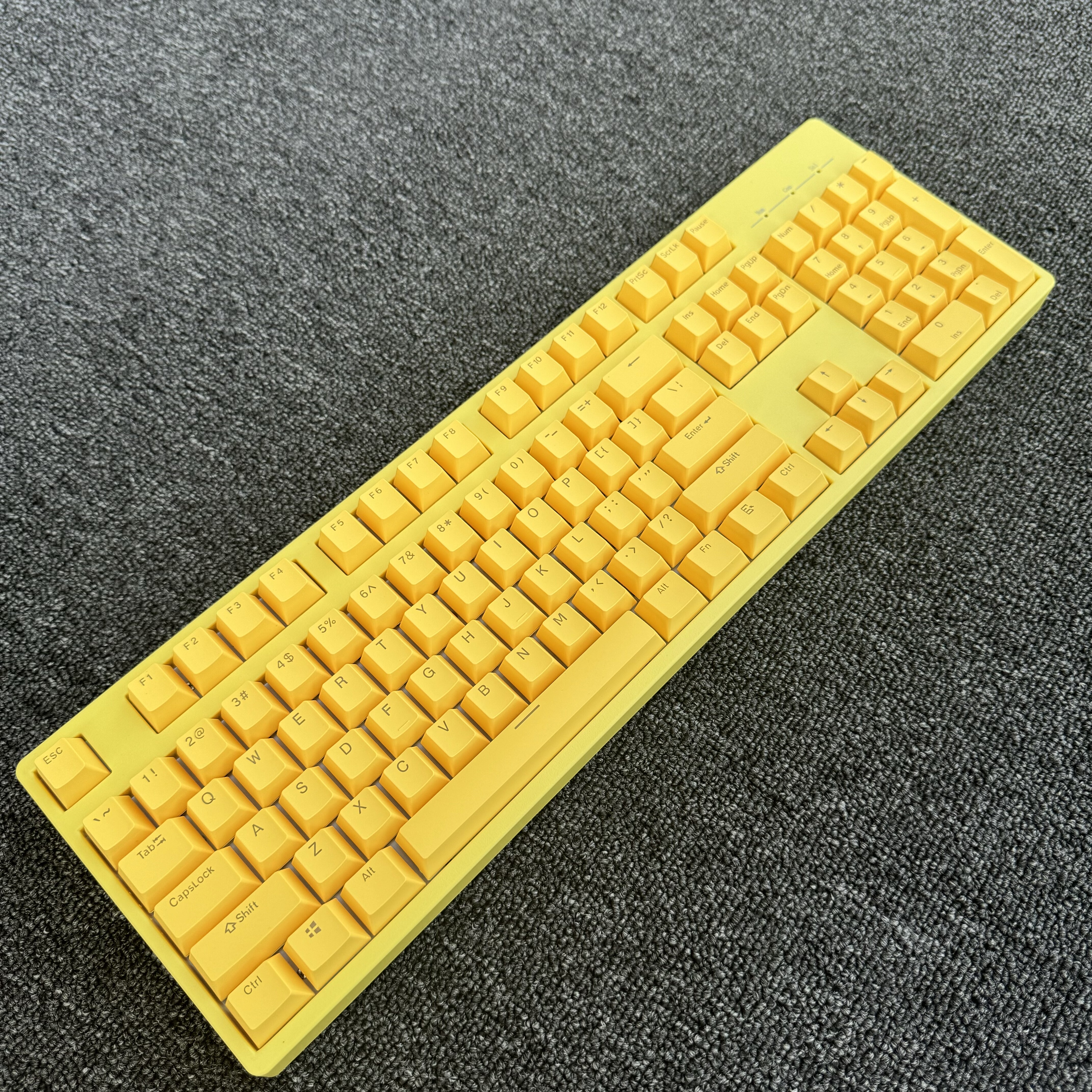 凡酷F104高特插拔青轴茶轴黑轴红轴键线分离纯色PBT机械键盘白光