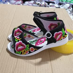 民族风妈妈凉鞋女绣花鞋中老年大妈平底鞋老人防滑凉鞋古风旗袍鞋