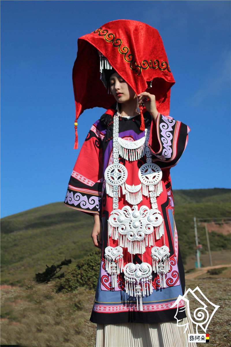 彝阿朵凉山彝族服装女套装红色新娘装传统复古棉麻盛装复古民族风