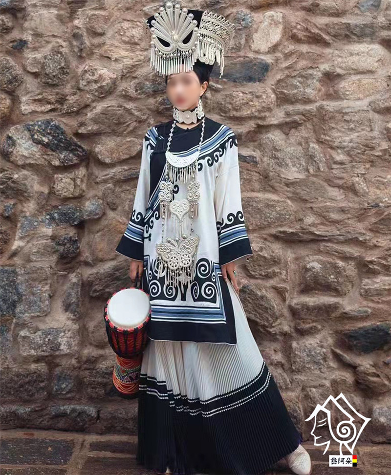 凉山彝族服装女套装棉麻手工刺绣华丽少数民族复古风摄影服饰盛装-封面