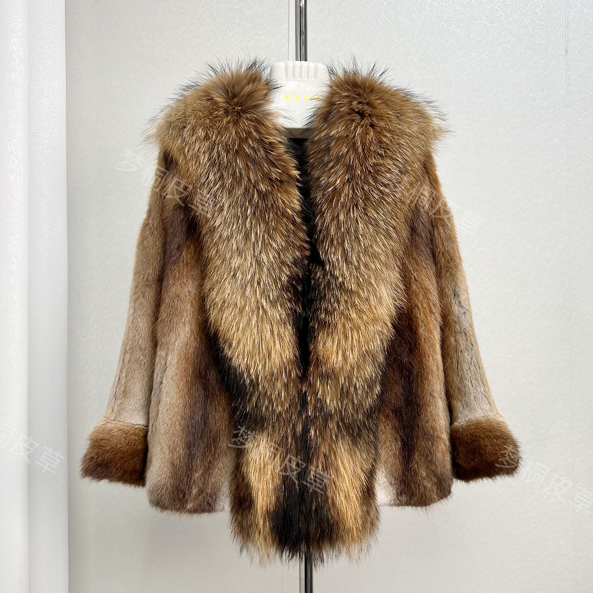 青根貂时尚皮草外套女士斗篷短款蝙蝠衫皮草披肩皮毛一体整皮大衣