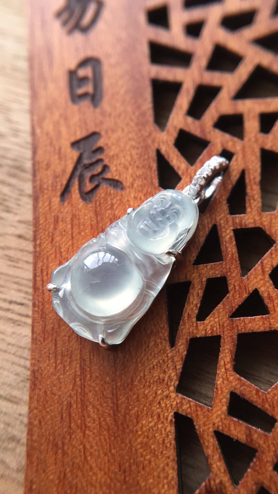 【赏】木易日辰 天然A货翡翠高冰种起光站佛18K金吊坠