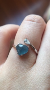 【赏】木易日辰 天然翡翠A货冰蓝水雪花棉爱心18k金钻石开口戒指