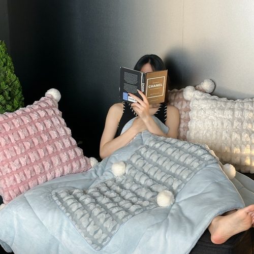 冬季加厚牛奶绒抱枕被子两用