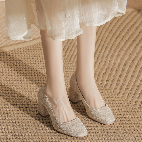 加肥加宽不累脚蕾丝伴娘青年方头