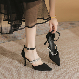 大码高跟鞋女气质高级不累脚加肥加宽一字扣女单鞋细跟尖头黑色