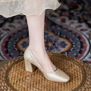 新中式单鞋女粗跟中跟大码高跟鞋宽胖脚浅口方头不累脚婚宴配旗袍
