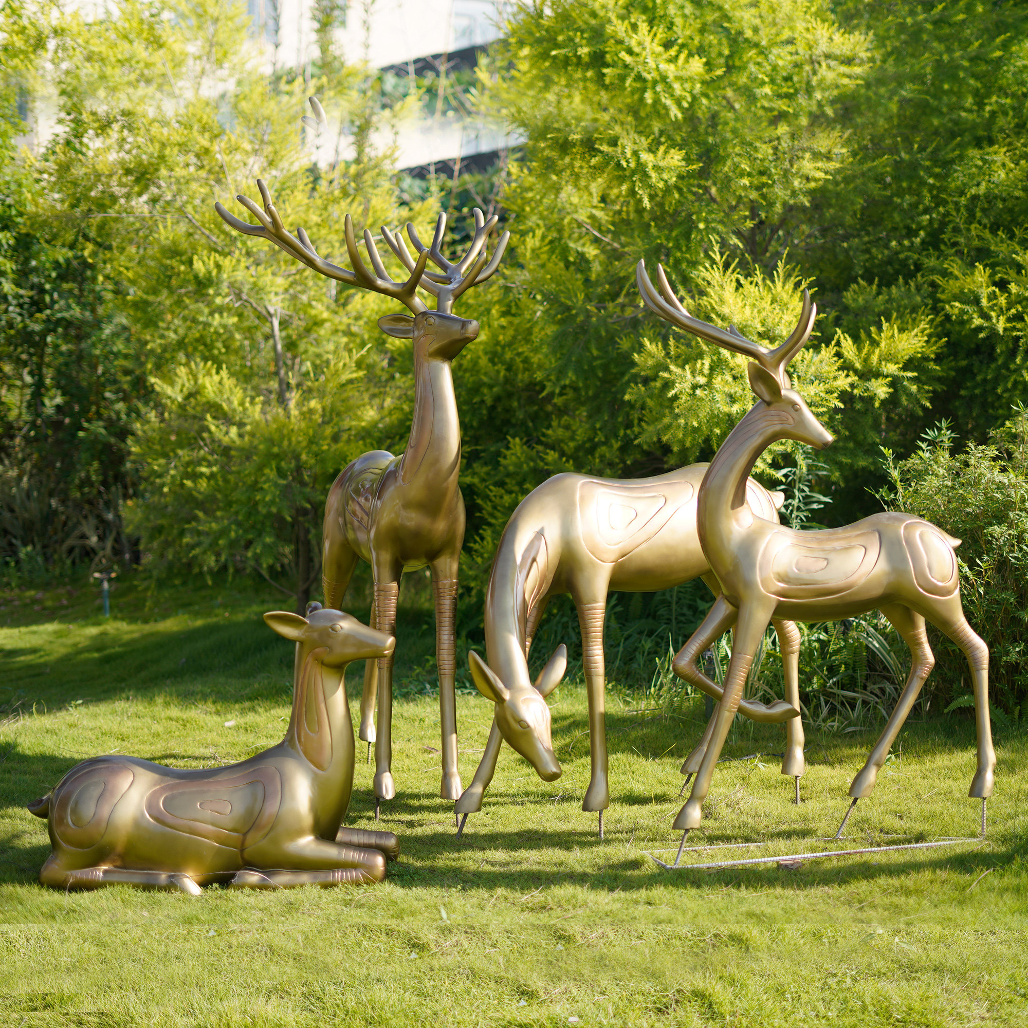 彩绘玻璃钢鹿雕塑仿铜梅花鹿摆件抽象麋鹿道具大小鹿园林景观小品
