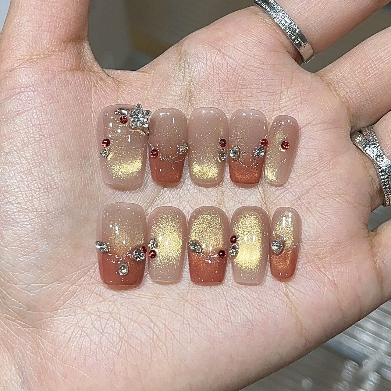 心动桃汐里氛围感爆闪美甲枫叶红玻璃珠猫眼碎钻显白纯手工穿戴甲,彩妆/香水/美妆工具,穿戴甲/甲片,淘宝优惠券,粉丝福利购,淘宝优惠卷