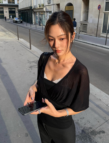 博主NaNa同款RUNWAY垂皱莱赛尔天丝修身显瘦短袖t恤V领上衣黑白色