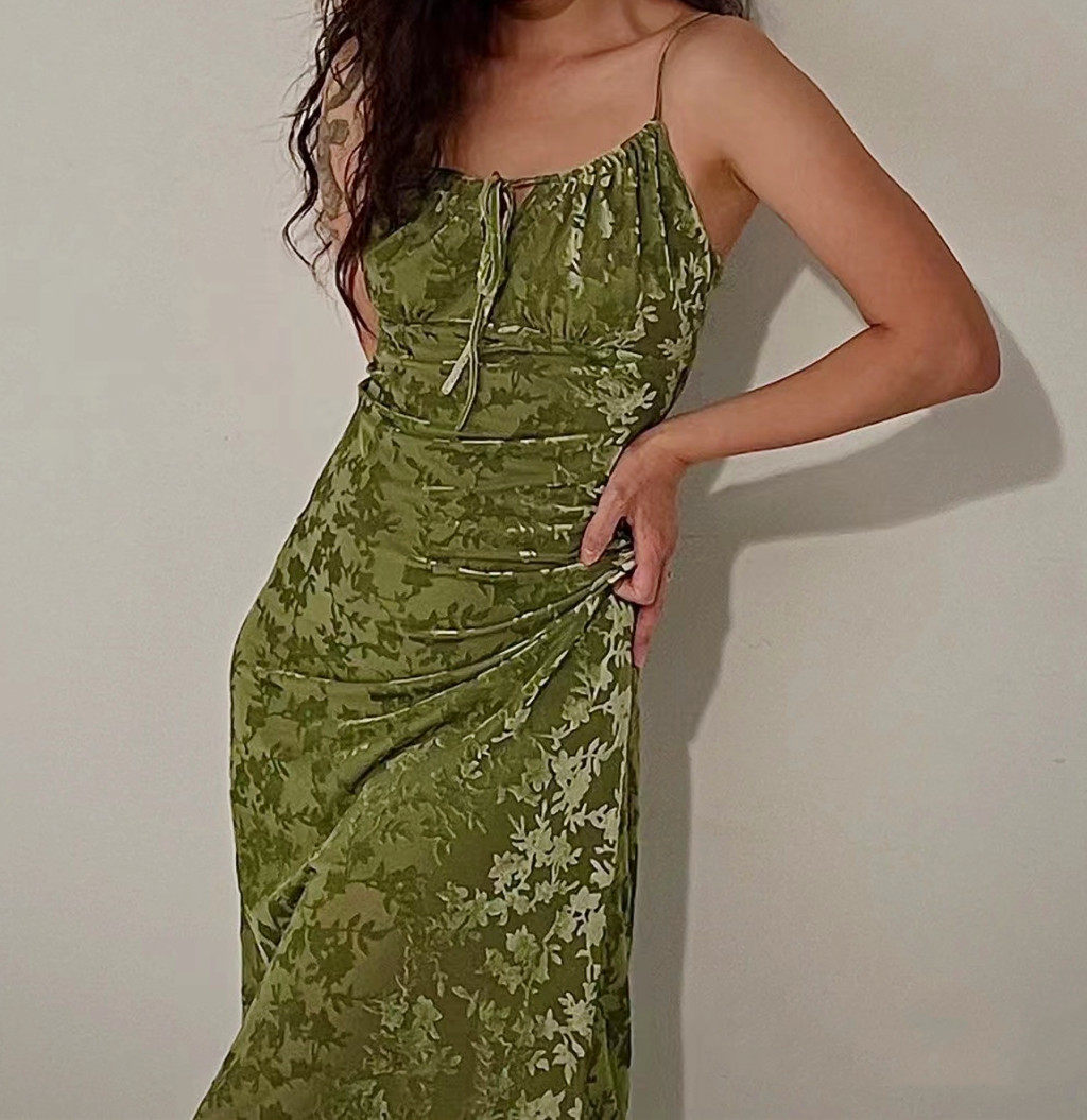 TR 富贵竹 草绿色丝绒烧花辣妹露背显瘦吊带连衣裙 度假碎花长裙