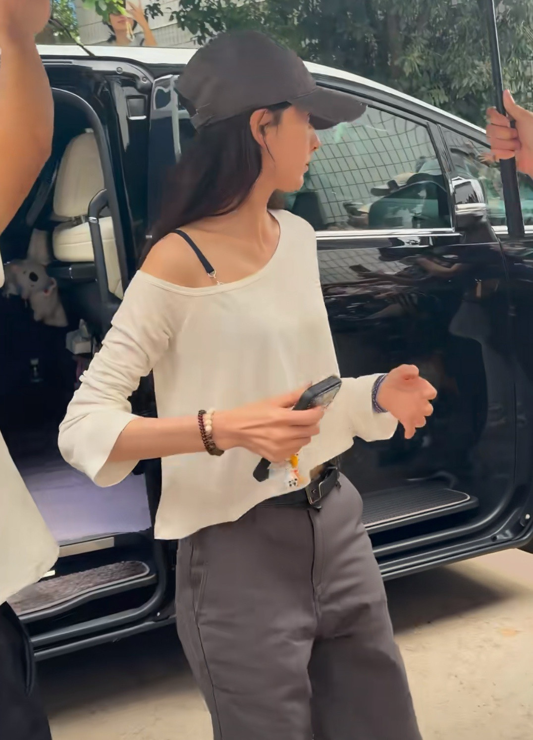alright 高品质 莱赛尔亚麻混纺轻薄肌理感露肩宽松短款斜肩T恤