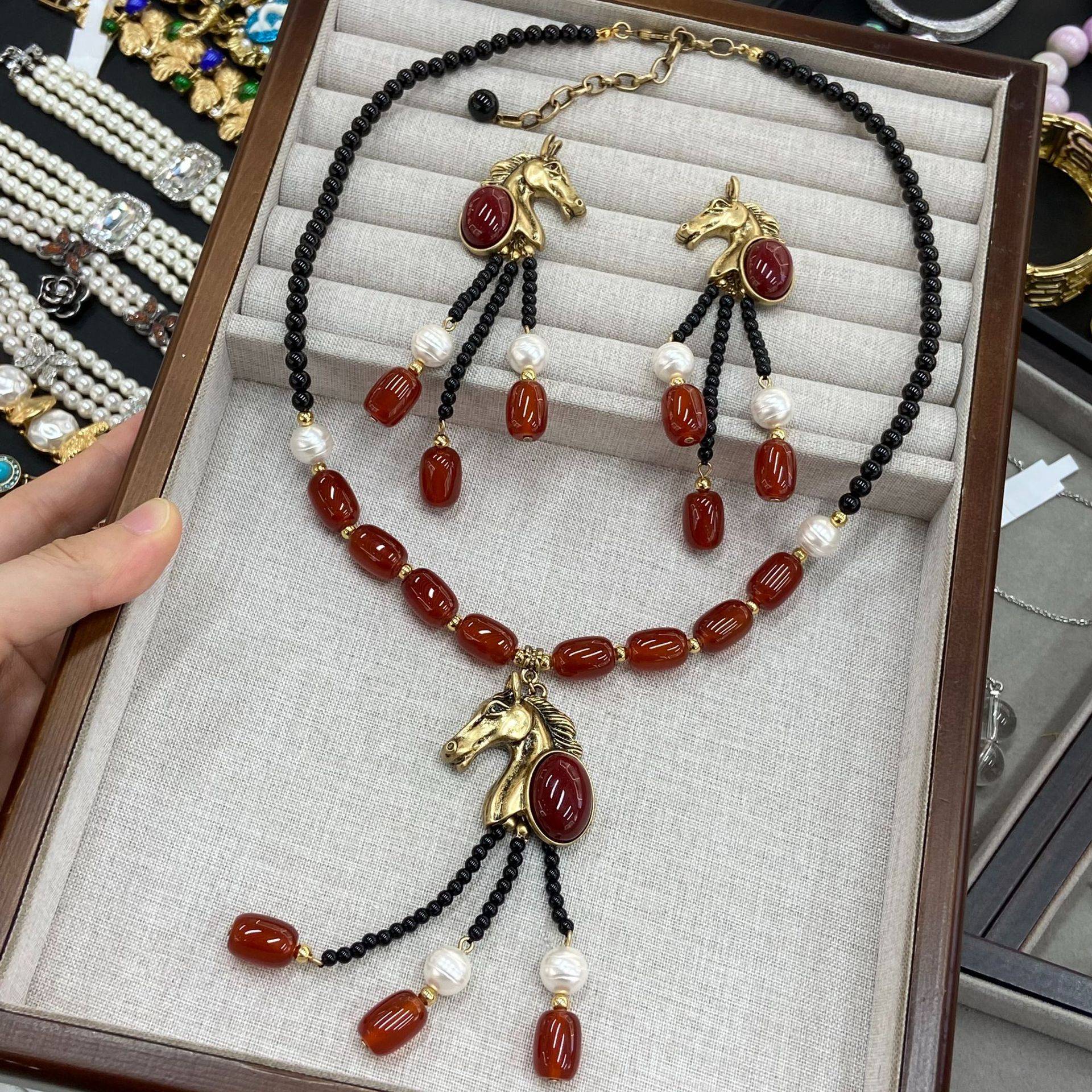 复古美拉德红玛瑙马头套装 黑金珠流苏项链耳环两件套中古国风重