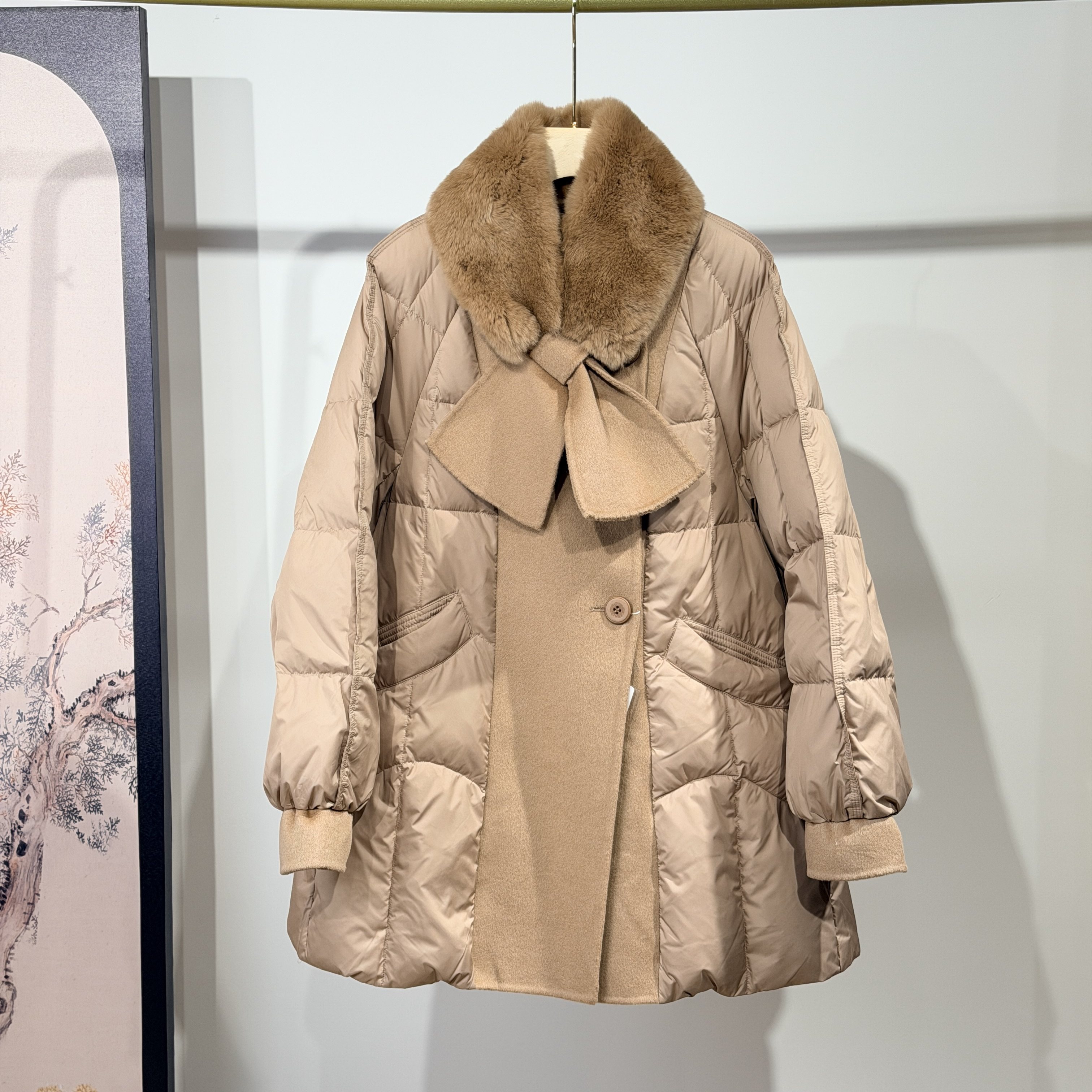 欧货2025冬装懒兔毛蝴蝶结围脖领可拆卸斜门禁休闲减龄A字羽绒服