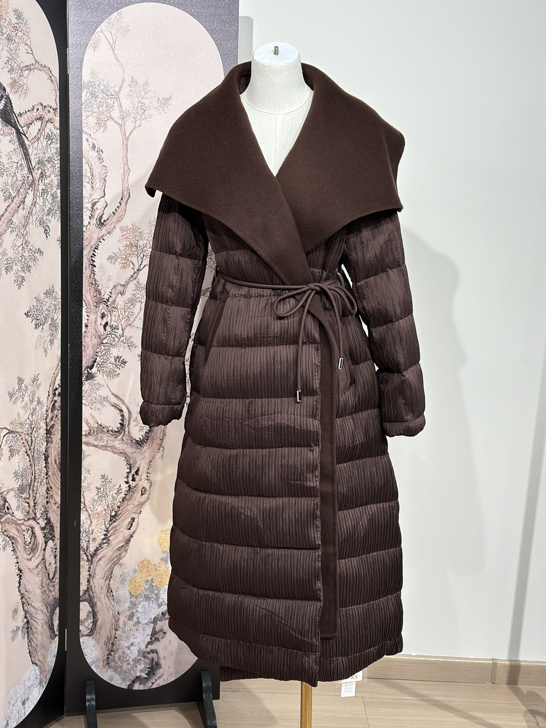 高级感大翻领羊毛拼接羽绒服女2024年冬季新款长款系带收腰外套