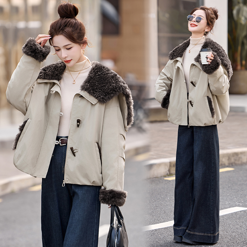 2025新款羽绒服女款时尚