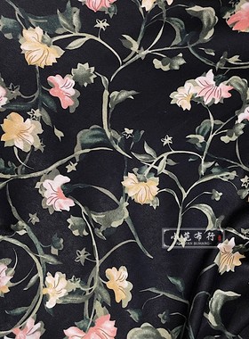 黑色底鸢尾花印花麻纱缎布料微光泽感复古连衣裙韵味旗袍时装面料