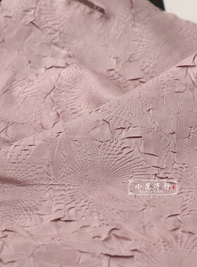 一米价浅紫色雪绒花压花聚酯纤维布料 羽绒服外衣里衬衬衫面料