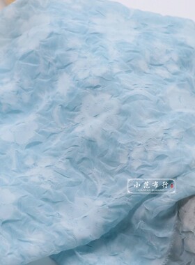 蓝色山茶花压花褶皱雪纺布料炒色设计师面料柔软细腻旗袍连衣裙