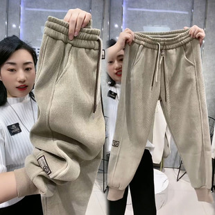 卡其色灯芯绒裤子女2023冬季新款加绒加厚休闲裤宽松显瘦高腰卫裤