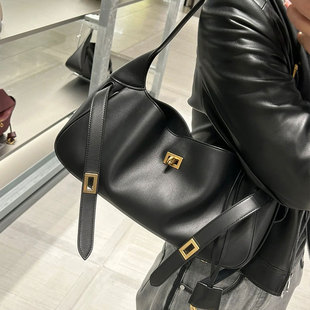 辣妹复古单肩腋下包通勤托特包高级感时尚气质手提法棍锁扣机车包